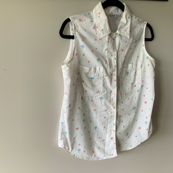 Sleeveless Button Up Tank - Picture 5 of 9